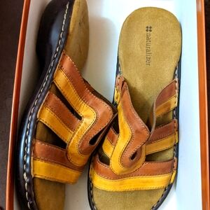NWT Naturalizer Leather Sandal. Comfortable cushion Size 7.5.